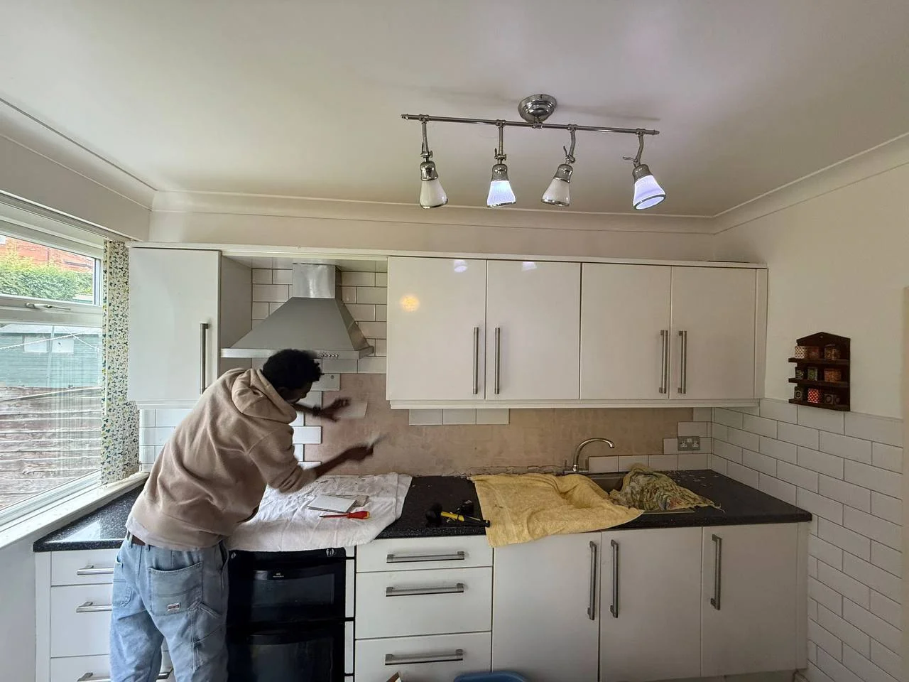 Kitchen splashback re-tile